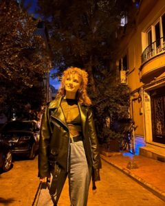 Nazlı Senem Ünal Instagram - Yine asla fotoğraf çekmediğimiz bir akşamdan sadece elimde olanlar .. Bu arada ADI AŞK yayında, hemen dinleyin 👊🏻😂 Link bio’da 😎