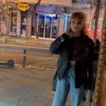Nazlı Senem Ünal Instagram - Yine asla fotoğraf çekmediğimiz bir akşamdan sadece elimde olanlar .. Bu arada ADI AŞK yayında, hemen dinleyin 👊🏻😂 Link bio’da 😎