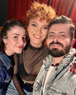 Nazlı Senem Ünal Instagram - Yine asla fotoğraf çekmediğimiz bir akşamdan sadece elimde olanlar .. 

Bu arada ADI AŞK yayında, hemen dinleyin 👊🏻😂
Link bio’da 😎