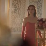 Nazlı Senem Ünal Instagram - Uzun bir teşekkür ..:) İki sene sonunda bir işten ayrılmak, hayatının bir sürecinin geride kalması ne değişik bi hismiş.. Evet , nerden başlasam.. ? @hakanatalaay ‘ın kısaca dediği gibi ‘Harikaydı’ Üç Kız Kardeş ekibi ! Tam olarak bu videodaki gibi zorlu ama bi o kadar da mükemmel bir yürüyüştü benim için. Hayatımın bu iki senesine ortak oldugunuz icin size minnettarım. Başta @kanald ve @surecfilm olmak uzere sırasıyla her zaman bana destek olduklari icin canım yapımcılarım @iincigundogdu ve Ali Gundogdu’ya, emegi bende çokça olan canım yönetmenlerim @edateksoz ve @aycayaykin ‘a , bana güvenip Mine’yi teslim ettiği için canım @iclalaydin ‘a , hayatım boyunca peşini bırakmayacağım 3KK’dan ve Ayvalık’tan bana kalan canim dostlarıma ve tüm Üç Kız Kardeş ekibine sonsuz tesekkurler. Kizil saçlarım sizden bana yadigar, yolculuğunuzun devamında beni unutmayınız efenim . Yeni hikayelerde görüşmek üzere 🙏 Not: 66 Bölümdür Somer diye diye sonunda delirdin be Mine kız:) Oysa ki 1. bölümde ne öz güvenli yürümüştün kırmızı elbisenle 😅 Bir teşekkür de sana, bana çok şey kattın. O zaman Üç Kız Kardeş’e , Mine’ye ve yeni projelereee 🥂 @kanald ❤️ @surecfilm ❤️ @uckizkardestvdizisi ❤️