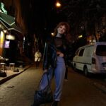 Nazlı Senem Ünal Instagram - Yine asla fotoğraf çekmediğimiz bir akşamdan sadece elimde olanlar .. Bu arada ADI AŞK yayında, hemen dinleyin 👊🏻😂 Link bio’da 😎
