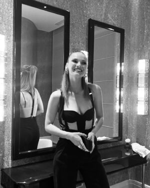 Nazlı Senem Ünal Instagram - Nazlı’cım yine asla fotoğraf çekmedin de mi? Olsun.. 

Ne güzel bi geceydi ❤️
@ayyapim @iemmys