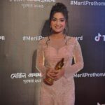 Naznin Nahar Niha Instagram – Thank you Meril-Prothom Alo Award

আপনাদের সবার দোয়া এবং ভালোবাসায় আমি মেরিল প্রথম আলো ২০২৩ এ সেরা নবাগত অভিনয় শিল্পীর পুরস্কার পেয়েছি। অভিনয়ের শুরুতে এই ধরনের অর্জন  আমার জন্য অনেক আনন্দের এবং অনুপ্রেরণার। আমি আজ এতোদূর আসছি তার পেছনে সব চাইতে বড় অবদান আমার মা – বাবার। তাদের সাপোর্ট এবং অনুপ্রেরণা ছাড়া আমার পক্ষে কখনোই এই যায়গায় আসা সম্ভব ছিল না। এই জন্য আমি শুরুতে ধন্যবাদ দিতে চাই আমার দর্শকদের, যারা আমাকে অনেক অনেক ভোট এবং ভালোবাসা দিয়ে এই জায়গায় নিয়ে এসেছে। কৃতজ্ঞতা প্রকাশ করতে চাই লাভ সেমিস্টার নাটকের Director -Probir Roy Chowdhury ভাইয়াকে এবং Producer – SK Shahed Ali Pappu ভাইকে এতো সুন্দর একটা গল্পে আমাকে অভিনয়ের সুযোগ করে দেবার জন্য। ধন্যবাদ দিতে চাই আমার Co artist-Farhan Ahmed Jovan ভাইয়াকে অভিনয়ের শুরুতে আমাকে সহযোগিতা করার জন্য। ধন্যবাদ আমার Mezba Uddin ভাইয়াকে সবসময় আমাকে পাশে থেকে গাইড করার জন্য। পরিশেষে ধন্যবাদ আমার বন্ধু-বান্ধব এবং এই নাটকের সাথে জড়িত সকলকে। আপনাদের সবার দোয়া এবং ভালোবাসায় আমি সামনের দিনগুলোতে আরো এগিয়ে যেতে চাই এবং আপনাদের আরো ভালো ভালো কাজ উপহার দিতে চাই❤️।
