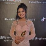 Naznin Nahar Niha Instagram – Thank you Meril-Prothom Alo Award

আপনাদের সবার দোয়া এবং ভালোবাসায় আমি মেরিল প্রথম আলো ২০২৩ এ সেরা নবাগত অভিনয় শিল্পীর পুরস্কার পেয়েছি। অভিনয়ের শুরুতে এই ধরনের অর্জন  আমার জন্য অনেক আনন্দের এবং অনুপ্রেরণার। আমি আজ এতোদূর আসছি তার পেছনে সব চাইতে বড় অবদান আমার মা – বাবার। তাদের সাপোর্ট এবং অনুপ্রেরণা ছাড়া আমার পক্ষে কখনোই এই যায়গায় আসা সম্ভব ছিল না। এই জন্য আমি শুরুতে ধন্যবাদ দিতে চাই আমার দর্শকদের, যারা আমাকে অনেক অনেক ভোট এবং ভালোবাসা দিয়ে এই জায়গায় নিয়ে এসেছে। কৃতজ্ঞতা প্রকাশ করতে চাই লাভ সেমিস্টার নাটকের Director -Probir Roy Chowdhury ভাইয়াকে এবং Producer – SK Shahed Ali Pappu ভাইকে এতো সুন্দর একটা গল্পে আমাকে অভিনয়ের সুযোগ করে দেবার জন্য। ধন্যবাদ দিতে চাই আমার Co artist-Farhan Ahmed Jovan ভাইয়াকে অভিনয়ের শুরুতে আমাকে সহযোগিতা করার জন্য। ধন্যবাদ আমার Mezba Uddin ভাইয়াকে সবসময় আমাকে পাশে থেকে গাইড করার জন্য। পরিশেষে ধন্যবাদ আমার বন্ধু-বান্ধব এবং এই নাটকের সাথে জড়িত সকলকে। আপনাদের সবার দোয়া এবং ভালোবাসায় আমি সামনের দিনগুলোতে আরো এগিয়ে যেতে চাই এবং আপনাদের আরো ভালো ভালো কাজ উপহার দিতে চাই❤️।