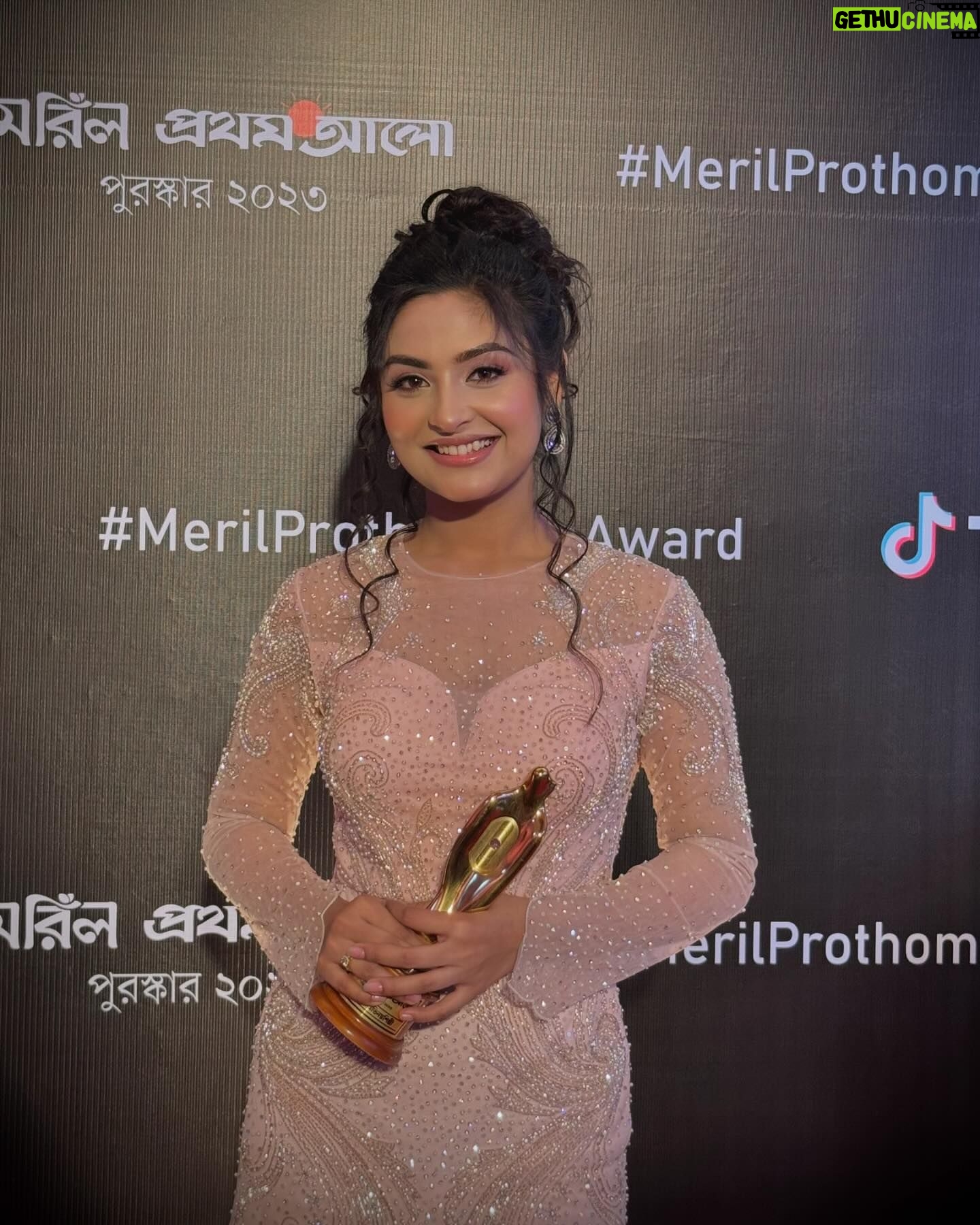 Naznin Nahar Niha Instagram - Thank you Meril-Prothom Alo Award আপনাদের সবার দোয়া এবং ভালোবাসায় আমি মেরিল প্রথম আলো ২০২৩ এ সেরা নবাগত অভিনয় শিল্পীর পুরস্কার পেয়েছি। অভিনয়ের শুরুতে এই ধরনের অর্জন আমার জন্য অনেক আনন্দের এবং অনুপ্রেরণার। আমি আজ এতোদূর আসছি তার পেছনে সব চাইতে বড় অবদান আমার মা - বাবার। তাদের সাপোর্ট এবং অনুপ্রেরণা ছাড়া আমার পক্ষে কখনোই এই যায়গায় আসা সম্ভব ছিল না। এই জন্য আমি শুরুতে ধন্যবাদ দিতে চাই আমার দর্শকদের, যারা আমাকে অনেক অনেক ভোট এবং ভালোবাসা দিয়ে এই জায়গায় নিয়ে এসেছে। কৃতজ্ঞতা প্রকাশ করতে চাই লাভ সেমিস্টার নাটকের Director -Probir Roy Chowdhury ভাইয়াকে এবং Producer - SK Shahed Ali Pappu ভাইকে এতো সুন্দর একটা গল্পে আমাকে অভিনয়ের সুযোগ করে দেবার জন্য। ধন্যবাদ দিতে চাই আমার Co artist-Farhan Ahmed Jovan ভাইয়াকে অভিনয়ের শুরুতে আমাকে সহযোগিতা করার জন্য। ধন্যবাদ আমার Mezba Uddin ভাইয়াকে সবসময় আমাকে পাশে থেকে গাইড করার জন্য। পরিশেষে ধন্যবাদ আমার বন্ধু-বান্ধব এবং এই নাটকের সাথে জড়িত সকলকে। আপনাদের সবার দোয়া এবং ভালোবাসায় আমি সামনের দিনগুলোতে আরো এগিয়ে যেতে চাই এবং আপনাদের আরো ভালো ভালো কাজ উপহার দিতে চাই❤️।