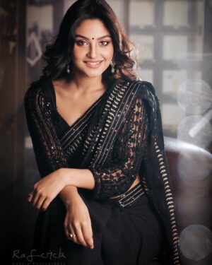 Naznin Nahar Niha Instagram - When in doubt, drape a saree.