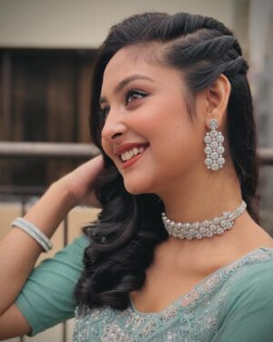 Naznin Nahar Niha Instagram - "LOVE LINE" এর মানে কি?