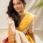 Naznin Nahar Niha Instagram - বসন্ত জানে ভালোবাসার মানে তাই সে নিজেকে রিক্ত করে ভরিয়ে দিয়েছে এ বিশ্ব ভুবন💛 📸 @rafclick Makeup : @aurabeautybd
