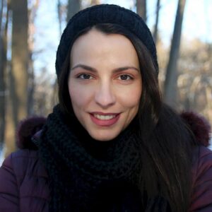 Neda Spasova Instagram - ❄️ ➡️ 🌬️ ➡️ 🥶 ➡️ 🧊
winter - поне няма комари 
.
.
.
#winter #january #sun #snow #cold #portrait #portraitphotography