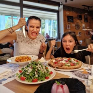 Neda Spasova Instagram - Една от най-добрите ми приятелки (Нина, моята племенница, вече на 9 години) днес има рожден ден! 🥳 Обичам я до безкрая и обратно! И ѝ желая само да е здрава и щастлива! Всичко друго - с времето си и малко късмет. 
Цяла седмица бяхме плътно заедно - ходихме на кастинг, по рекламни кампании, гледа и репетиция в театъра на спектакъл от Достоевски. Колегите ме питаха защо му го причинявам на детето. 😂 Пък то седя и гледа два часа с интерес. После я изнудих да допрочете скучната ѝ "Алиса в страната на чудесата". За награда след скуката - мегавкусна пица и паста и цъкане на осемдесетарско Нинтендо вкъщи. 😂 
Разговорите с нея с времето стават все по-интересни. Онази вечер си говорихме за войните и защо има такива. Аз ѝ казах, че е основно заради пари, защото парите са власт - една държава напада друга, за да ѝ вземе нещо, което тя няма, за да има повече пари и заради тия пари умират много хора. И тя каза: "Сериозно ли хора умират заради пари?" И наистина - сериозно ли... 
Говорихме си и за провала. Искаха и нея да кастнат за роля, но тя се притесняваше и я беше срам. После ми каза: "Лельо, знаеш ли защо не исках? Защото ме е страх да не се проваля." И аз ѝ казах: "Нини - пред теб стои един провален човек." И тя: "Как така?" Аз: "Ами така. В живота си съм се проваляла много повече пъти, отколкото съм успявала. Но за малкото успешни пъти ми е бил нужен провалът, защото иначе нищо е нямало да науча и никога да успея." 
Честит първи учебен ден! На родителите най-вече! 😂 Дано децата ни живеят в по-нормален свят и чувстват удоволствие, радост и любов! И без страх от провала. Той е неизбежен. 😉 
. 
. 
. 
#birthday #kid #child #niece #aunt #restaurant #food #pizza #pasta #yummy