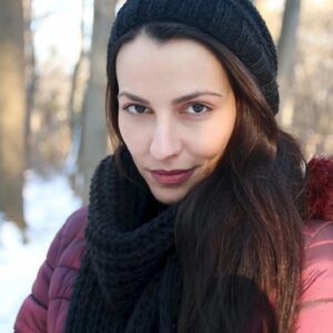 Neda Spasova Instagram - ❄️ ➡️ 🌬️ ➡️ 🥶 ➡️ 🧊
winter - поне няма комари 
.
.
.
#winter #january #sun #snow #cold #portrait #portraitphotography