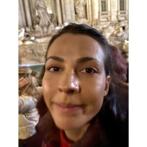 Neda Spasova Instagram - Ентусиазирана туристка в Рим. 🇮🇹 Част 1.
За първи път бях там. Като казвах на някого, че не съм ходила в Рим ме поглеждаха лошо сякаш не съм гледала Game of Thrones. 😂 Преди две-три години го отменах второто, сега и първото. Нещо друго за "отмятане" да предложите? 😂 
Взех си крачките до края на месеца. По 24-25 км на ден. Порадвах се. Насладих се. Помечтах.
Ако някъде (като мен) сте чели, че през зимата няма толкова много туристи - не се заблуждавайте. Мазало беше от туристи. Даже не искам да си представям какво е в този град през лятото, ако сега е имало малко туристи.
Давам акъл на лични съобщения за Рим, ако на някого му е интересно и има нужда от инфо. Най-важното - пазете си портфейлите и телефоните. Страшно много се краде! 
Адаптирането към София беше бързо и ударно - от  12 градуса в Рим към -12 градуса. 😂
.
.
.
#travel #travelling #rome #italy #winter #tourism #trevifountain #colosseo #colosseum #michelangelo #davinci