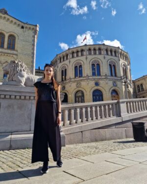 Neda Spasova Instagram - 🇳🇴 В Норвегия картинката е HD (цитирам @nevena_kaludova), аз бих казала даже, че е 4K. Много цветно, много зелено, много красиво, много чисто. И много скъпо. 😂 Просто стандартът на живот е друг. Ако си българин със средна заплата - тук ще си много беден. Ако си българин с висока заплата - ще си само беден. Но всяка една крона си заслужава. Надясно 👉 - Парламентът, Дворецът, Катедралата, Операта, Музеят на Мунк и първата версия на "Викът".
Със @sofia.theatre утре играем тук "Пер Гюнт". Залата била продадена. Стискайте ни палци! 
Норвежците са усмихнати и любезни. Навсякъде се плаща с карта, а на места даже не се приема кеш (скандинавците искали да премахнат физическите пари). Има адски много паркове и природа. За наша радост попаднахме на 25-26 градуса и много слънце, въпреки пуловерите в куфарите. За съжаление - чета, че се случва нещо страшно в Царево и околоността... Дано утихне този кошмар! 
.
.
.
#norway #oslo #north #travel #traveling #travelphotography #munch #nature #palace #sea #cathedral #opera

© Неда Спасова. За неправомерното използване на кадрите ще се търси наказателна и гражданска отговорност.