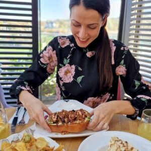 Neda Spasova Instagram - hungry bear 🐻 doesn't play horo 😋 🌭
Върви ми на манджа рийлове. Следващият рийл трябва да е как друсам Дайчово с пълен стомах. 😂
. 
. 
. 
#food #yummy #tasty #delicious #restaurant #burger #hotdog #frenchfries #fries #lunch #foodie #food