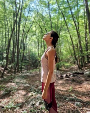 Neda Spasova Instagram - Годишният индивидуален #hiking е осъществен - 'одиш си сам в планината, кат' муха без глава и от време на време си говориш сам, а понякога си и отговаряш. Но "годишен индивидуален hiking" звучи сериозно, като някаква мисия. 😂 
Резерват "Червената стена" и екопътеката "Зелената пътека" над Бачковския манастир са супер! Влязох в трите параклиса в гората на резервата. Там имаше свещи и кибрит, спокойно да си седнеш, да си запалиш свещ, да си помислиш и да си помълчиш.
"Зелената пътека" е спокойна, лесно проходима и тиха. Има чешми и много места за отдих. За съжаление Бачковският водопад беше пресъхнал. Трите горски параклиса - "Св. ВМЧН Георги", "Аязмо" и "Св. Архангел Михаил" са чудни, но по стара бг традиция - част от тях са пострадали от ръчичките на хората - ръчно изрисуваните стенописи са издраскани с глупости... 
В двора на Аязмо има два чинара и двата на възраст от над 300 години. 🌳❤️ 
Бях тръгнала към върха "Червената стена", но уви - късно разбрах, че този път от "Зелената пътека" не е предпочитан - стръмен, опасен и доста непроходим. Та след половин час катерене по склонове се отказах. Общо взето разходката (около час) завършва при пещерата "Клувията" - къщичка в скалите, до която се стига по стълби, увиващи се около скалите. Четох, че според една легенда монасите от Бачковския манастир са скрили в тази "пещера" ценна икона на Света Богородица, преди опустошително нападение от турците и иконата била намерена много по-късно от овчар и върната в манастира.  
Въпреки оборудването ми с дебел прът, който да ме пази от змии, лъвове, дракони и най-вече извънземни - животинки в проходимата част, освен птици, няма. Всички бягат от хората, защо ли... 😉
Чудна е тази Зелена пътека! С доволна мускулна треска съм от опитите за катерене към върха и кардиорежима на ходене. 
Когато сте решили да отидете към Бачковския манастир и не искате да се бутате сред многото хора и панаира (буквално - по пътя за манастира имаше въртележки, кебапчета, сергии), погледнете в далечината над паркинга пред манастира - вижда се костницата на манастира и там започва Зелената пътека. 💚
.
.
.
#beautiful #nature #wood #mountain #tree #church #chapel #monastery #bulgaria #travel