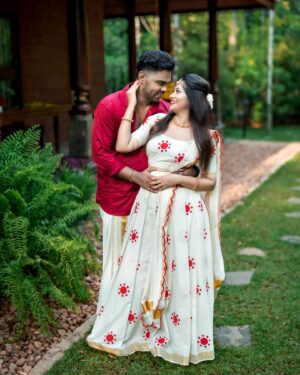 Neema Mathew Instagram - 🩵😘

💄: @_arya_jithins_makeover 
👗: @label_swasti 
📸: @pausebuttonweddings 
📍: @kanavu.heritage 

#nannuzzz #sanjutechy #couplegoals #coupleshoot #vishu #love #explore #photoshoot #happiness