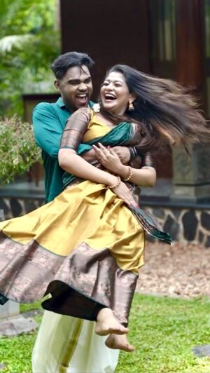 Neema Mathew Instagram - Dance kalikkanum sammathikkilla 🤦‍♀️Watch till the end
.
.
.
#nannuzzz #saree #dance #dancer #halfsaree #keralasaree #sareelove #love #couplegoals