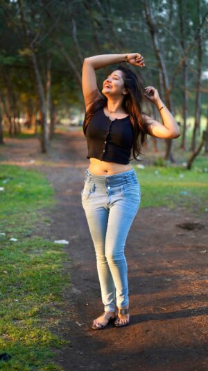 Neema Mathew Instagram - Omal kanmani 🤍

🎥: @jibinphotography_ 
.
.
.
.
.
#nannuzzz #dancer #beach #explore #happiness