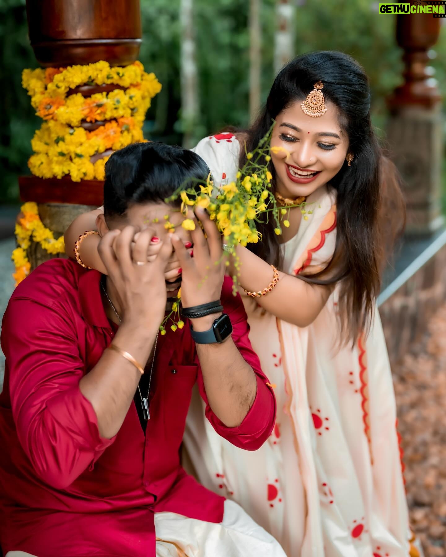 Neema Mathew - 17.4K Likes - എല്ലാവർക്കും ഞങ്ങളുടെ വിഷു ആശംസകൾ 🌼🧿
💄: @_arya_jithins_makeover
👗: @label_swasti
📸: @pausebuttonweddings
📍: @kanavu.heritage
#nannuzzz #sanjutechy #couplegoals #coupleshoot #vishu #love #explore #photoshoot #happiness
