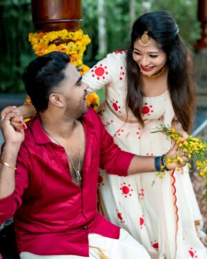 Neema Mathew Instagram - എല്ലാവർക്കും ഞങ്ങളുടെ വിഷു ആശംസകൾ 🌼🧿

💄: @_arya_jithins_makeover 
👗: @label_swasti 
📸: @pausebuttonweddings 
📍: @kanavu.heritage 

#nannuzzz #sanjutechy #couplegoals #coupleshoot #vishu #love #explore #photoshoot #happiness
