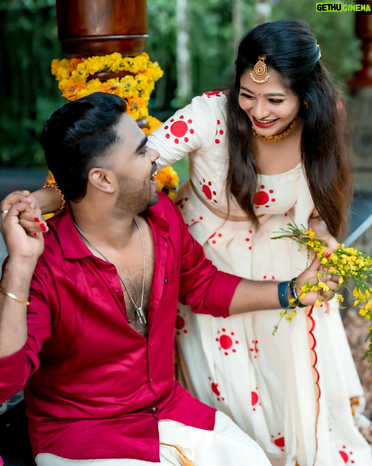 Neema Mathew - 17.4K Likes - എല്ലാവർക്കും ഞങ്ങളുടെ വിഷു ആശംസകൾ 🌼🧿
💄: @_arya_jithins_makeover
👗: @label_swasti
📸: @pausebuttonweddings
📍: @kanavu.heritage
#nannuzzz #sanjutechy #couplegoals #coupleshoot #vishu #love #explore #photoshoot #happiness