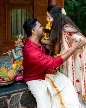 Neema Mathew Instagram - എല്ലാവർക്കും ഞങ്ങളുടെ വിഷു ആശംസകൾ 🌼🧿

💄: @_arya_jithins_makeover 
👗: @label_swasti 
📸: @pausebuttonweddings 
📍: @kanavu.heritage 

#nannuzzz #sanjutechy #couplegoals #coupleshoot #vishu #love #explore #photoshoot #happiness