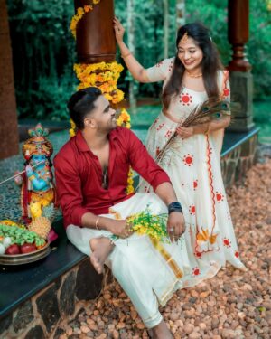 Neema Mathew Instagram - എല്ലാവർക്കും ഞങ്ങളുടെ വിഷു ആശംസകൾ 🌼🧿

💄: @_arya_jithins_makeover 
👗: @label_swasti 
📸: @pausebuttonweddings 
📍: @kanavu.heritage 

#nannuzzz #sanjutechy #couplegoals #coupleshoot #vishu #love #explore #photoshoot #happiness