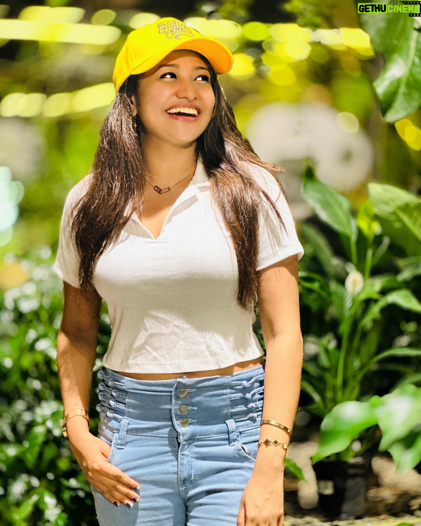 Neema Mathew - 11.2K Likes - 𝓘 𝓶𝓪𝓴𝓮 𝓹𝓸𝓼𝓲𝓽𝓲𝓿𝓮 𝓬𝓱𝓸𝓲𝓬𝓮𝓼 𝓼𝓸 𝓲 𝓬𝓪𝓷 𝓫𝓮 𝓱𝓪𝓹𝓹𝔂 🤍
📸: @sanjutechy
#nannuzzz #smile #new #hapiness #explore