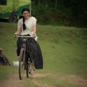 Neeta Pillai Instagram - When the director tells u to ride pillion but ain't no pillion typa girl! 
Voluntary test-ride😬
#thangamani shoot-recess. 
📷 @saji_unni__

#movieshoot #work #movie