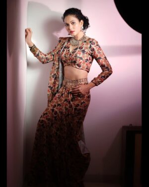 Neetha Shetty Instagram - My love... SAREE

📸 @aamirdalvi
@aamirdalviphotography
.
.
.
Saree @heenadesignerstudio.fabrics