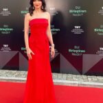 Nefise Karatay Instagram - @serhatdizitrt 7Mayıs’da @tabii de başlıyor! Elbisem @nihanpeker Styling @nazlikayran Küpe @begumkhan