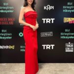 Nefise Karatay Instagram - @serhatdizitrt 7Mayıs’da @tabii de başlıyor! Elbisem @nihanpeker Styling @nazlikayran Küpe @begumkhan