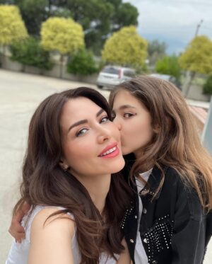 Nefise Karatay Instagram - Artık en iyi tatil arkadaşım olmuş durumda #Biblom🧿♥️ @ramadaresortkazdaglari  @ajansumb
