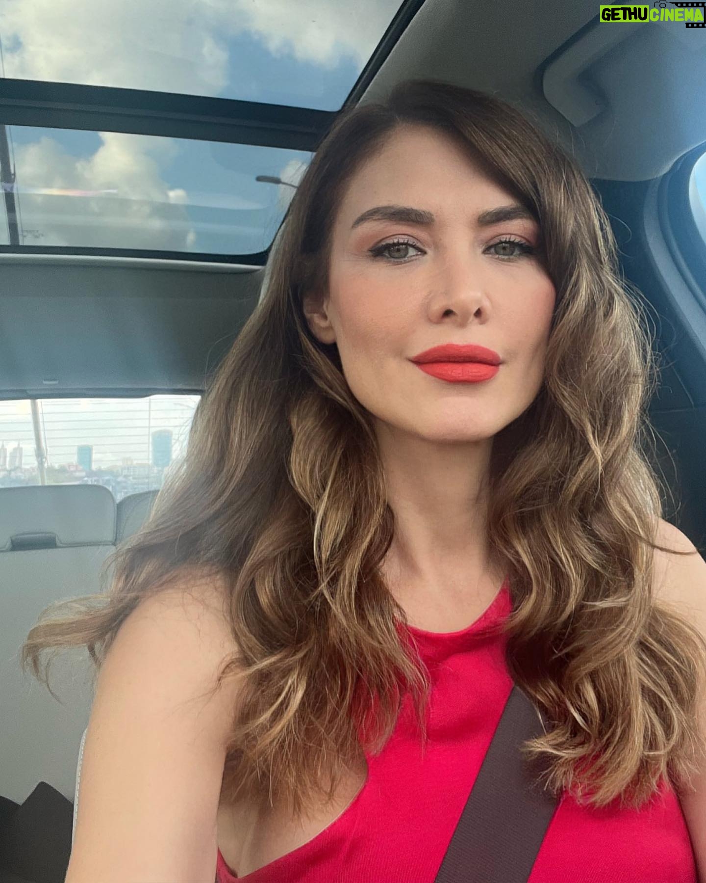 Nefise Karatay - 4.7K Likes - Hey herkes iyi mi??