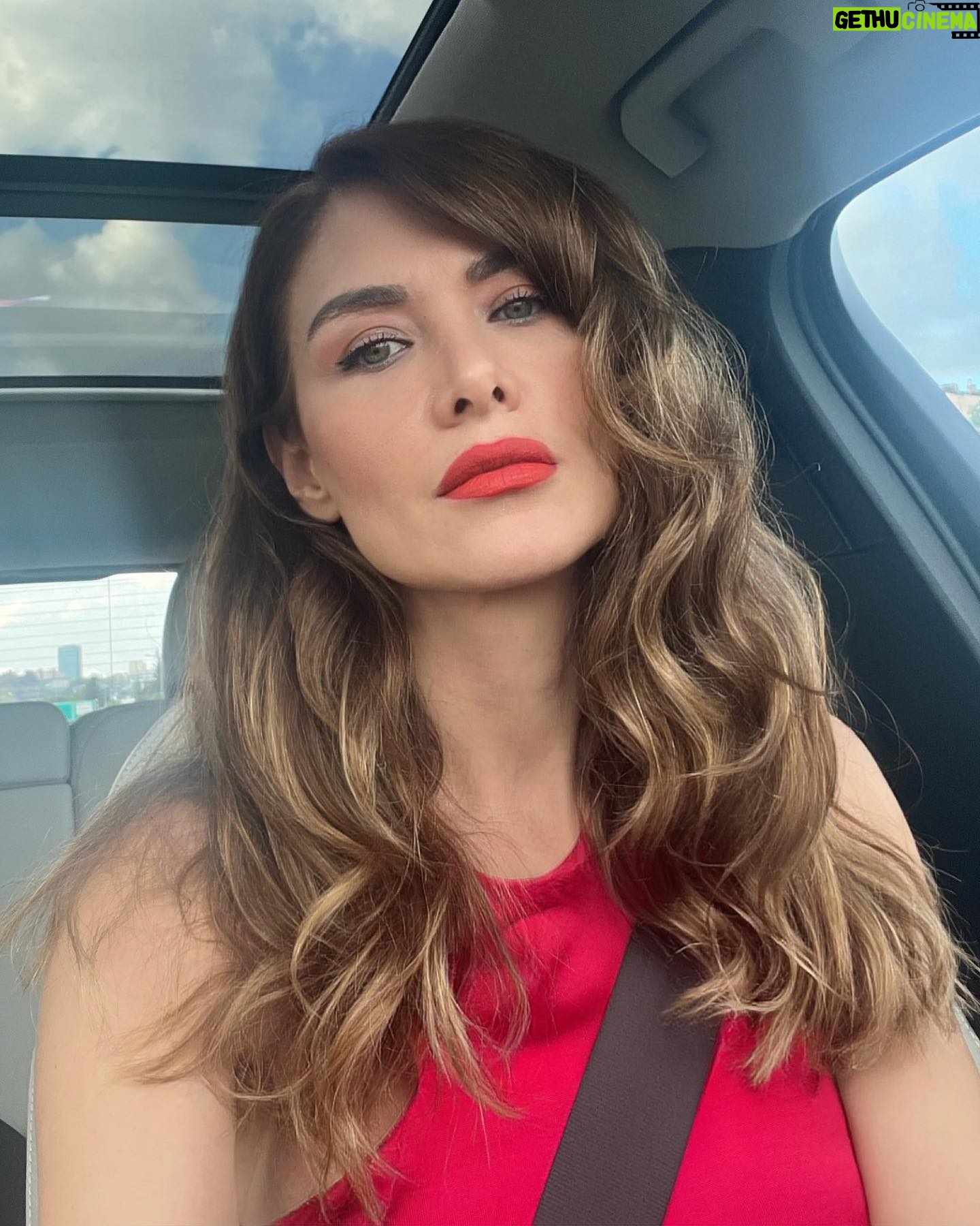 Nefise Karatay - 4.7K Likes - Hey herkes iyi mi??