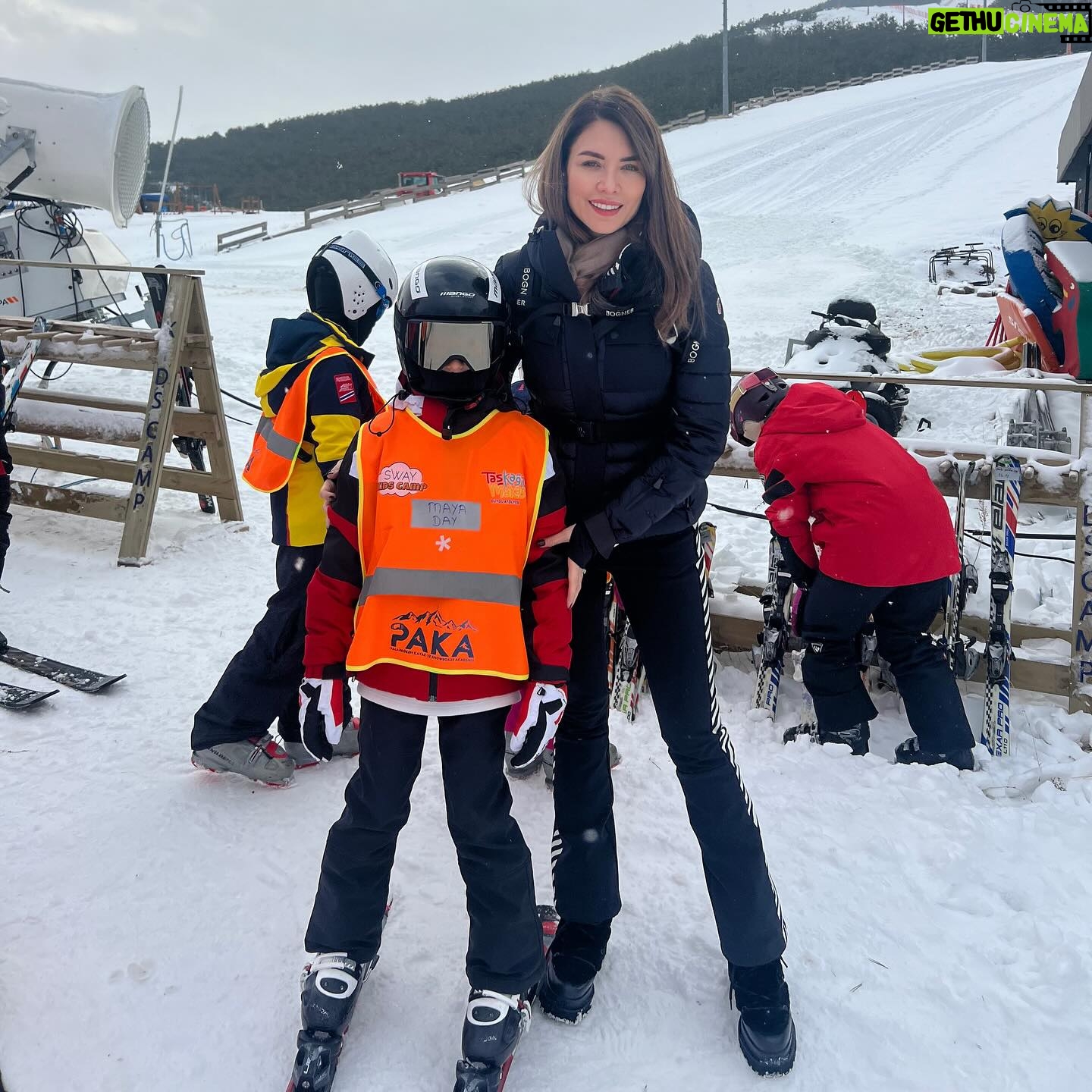 Nefise Karatay Instagram - Kışın en güzel zamanı ❄️❄️ ⛷️ @swayhotel @taskagitmakasatolyesi @pakaracingcamps #swaykidscamp