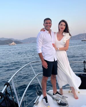 Nefise Karatay Instagram - Evliliğimizin 11.yılını geride bırakmanın mutluluğu..Kızımız ile elele kalp kalbe sevgiyle sağlıkla daha nice yıllara❤️🧿