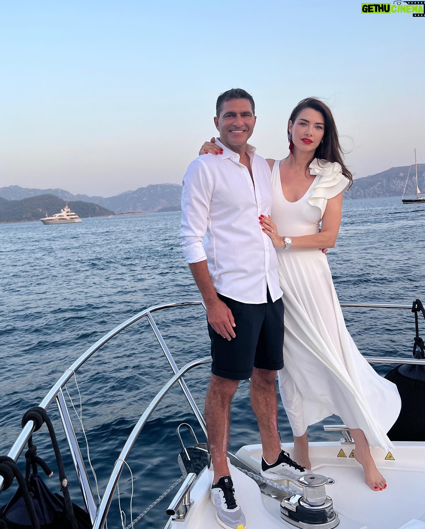 Nefise Karatay - 14.3K Likes - Evliliğimizin 11.yılını geride bırakmanın mutluluğu..Kızımız ile elele kalp kalbe sevgiyle sağlıkla daha nice yıllara❤️🧿