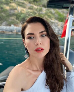 Nefise Karatay Instagram - Yazın en sevdiğim renk 🤍🤍🤍