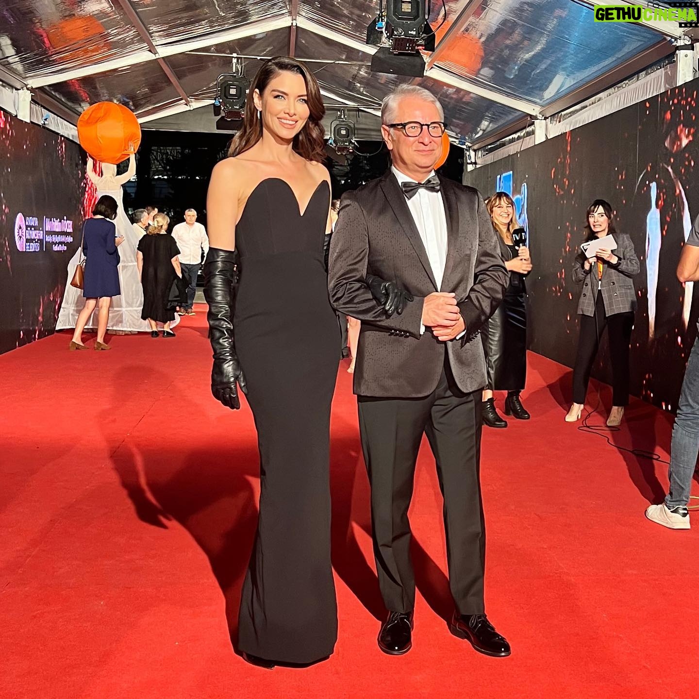 Nefise Karatay Instagram - 59.Antalya Altın Portakal Film Festivali ödül törenini mesleğine olan saygısını ve başarısını hep takdir ettiğim canım arkadaşım @yektakopan ile birlikte sunduk.Altın Portakal Film Festivalinde yarışanları ve kazananları tebrik ediyorum ve festivale emeği geçen herkese çok teşekkür ediyorum.