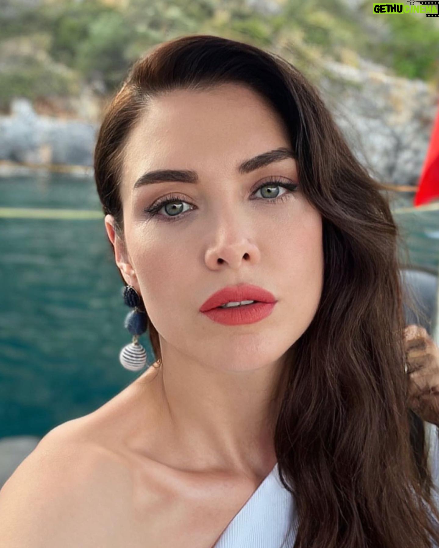 Nefise Karatay - 5.7K Likes - Yazın en sevdiğim renk 🤍🤍🤍