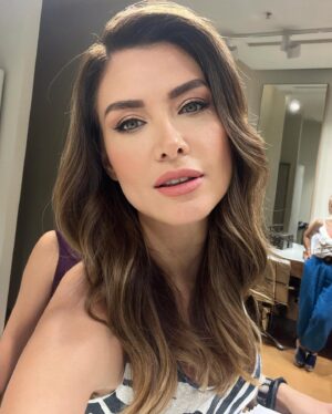 Nefise Karatay Instagram - İşler güçler✌️ 
Makyaj bitti şimdi sıra kayıtta
