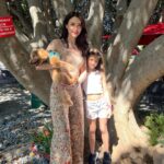 Nefise Karatay Instagram – Her yaz başı olduğu gibi geleneksel ağaç önü pozumuzu verdiğimize göre 
Yaz başlasın🙏✌️✨