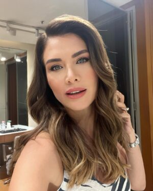 Nefise Karatay Instagram - İşler güçler✌️ 
Makyaj bitti şimdi sıra kayıtta
