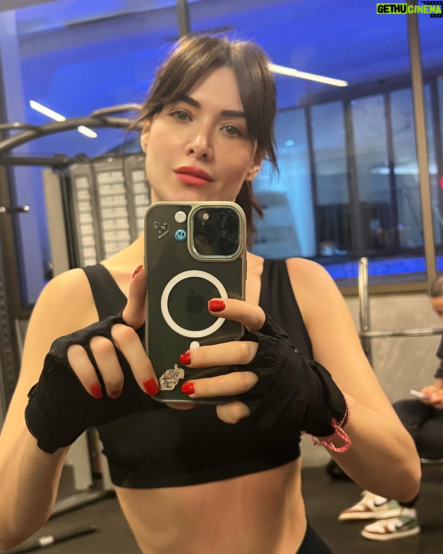 Nefise Karatay - 129.9K Likes - Şu ara bu salonda yaşıyorum diyebilirim✌️👊🏻 Hepimiz için güzel bir hafta sonu olsun✨✨