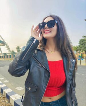 Neha Amandeep Instagram - PAINT THE TOWN RED 😉❤️

P.C - @soumojeet_adak