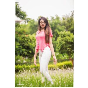 Neha Amandeep Instagram - I see it , i like it 😍
.
.
.
Pic credit : Subhadip Das
.
.
.
.
.
.
.
.
...
.
.
.
.
.
.
#naturephotography #gogreen #grassisgreener #beauty #candid #inthought #hindi #musicvideoshoot #rajburman #instastyle #instagramer #actorlife #pink #white #rajarhatnewtown #photography