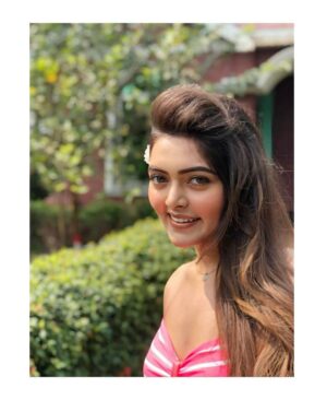 Neha Amandeep Instagram - The golden glow 🌺
.
.
. makeup and hair : @ameet_dash
.
.
#tanned #pink #florals #beachwear #sunkissed #smileyface #traveldiaries #shootingdiaries