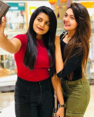 Neha Amandeep Instagram - Let's start the day with a cute selfie 😋
.
.
.
.
.
.
.
.
#friendship #collagegirls #collagebuddys #kalank #smileyface #happyfaces #cargopants #instafashion #instagramers #instastyle #love