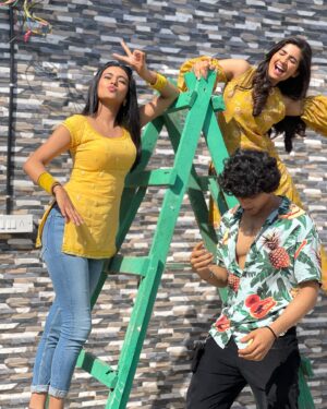 Neha Solanki Instagram - Happy Raksha Bandhan siblings😘 @nehasolankioffl @devishahuja23 

Tripling”❤️ Titli, Chintu & Hiral !!🫶🏻#titli 🦋

______________

❀

❀

❀

#siblings #onscreensiblings #rakhi2023 #starplus 
#happyrakshabandhan #ourbond #nehasolanki #devishahuja #nishisinghofficial